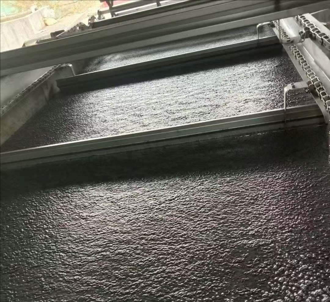 Superficie de un flotador en operación cubierta por una capa pareja de lodo flotado