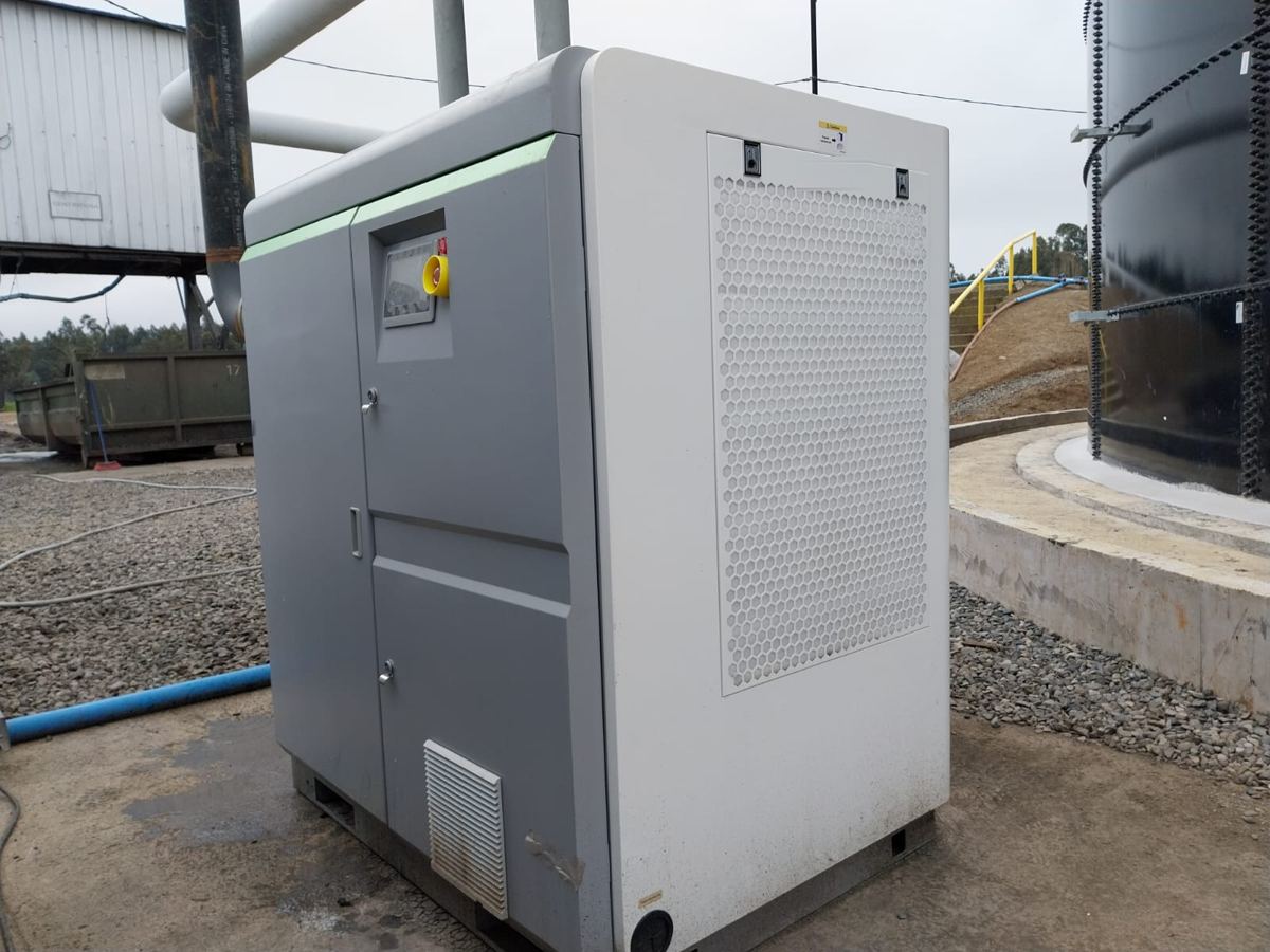 Soplador turbo instalado a la intemperie junto a un reactor biológico